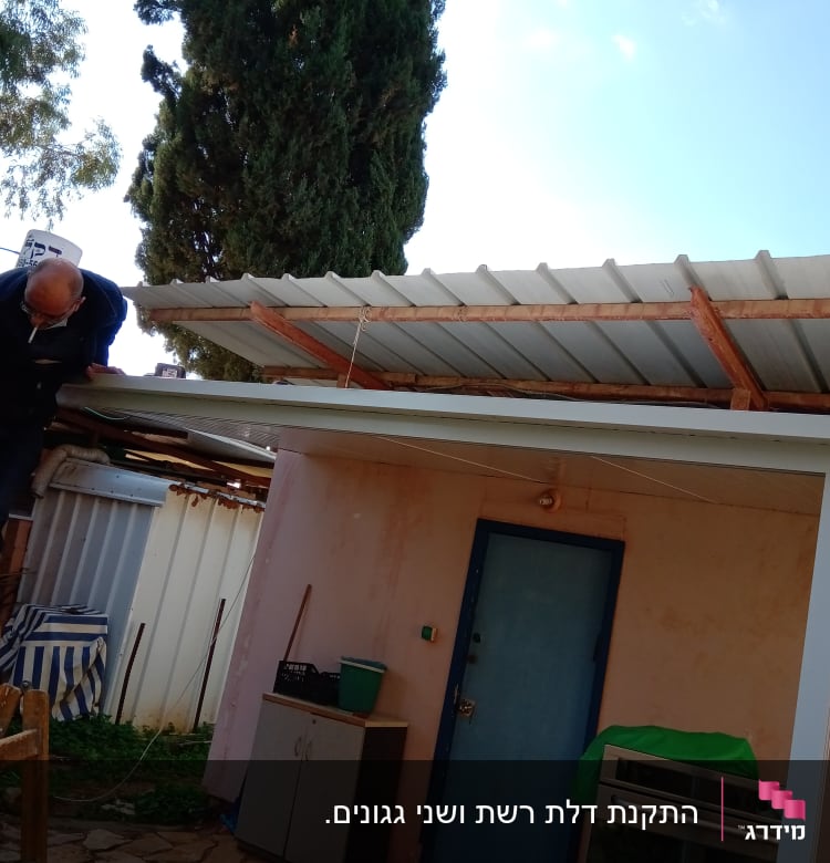 אדם עובד על גג אלומיניום עם סולם